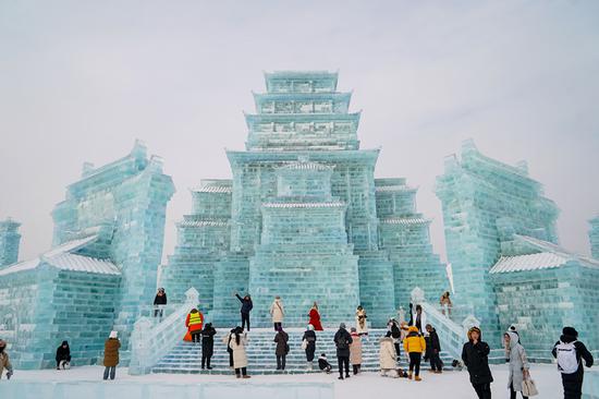 Disney's 'Frozen' in real-life stuns visitors in Harbin