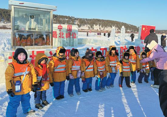 Eleven children, part of a study tour group from Nanning, capital of the Guangxi Zhuang autonomous region in South China, arrive in China's northernmost outpost of Mohe, Heilongjiang province, on Wednesday. The children were dubbed 