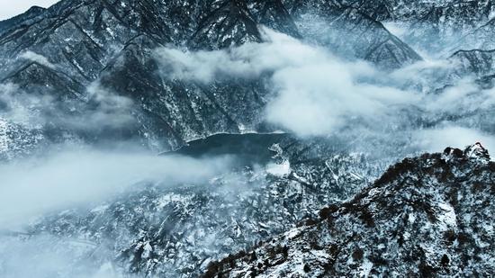 Qinling Mountains covered by first snow of 2024