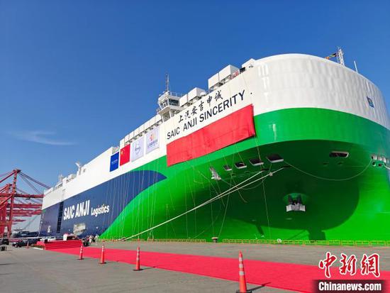 A China-invested dual-fuel ro-ro ship, carrying 5,000 Chinese brands vehicles and machineries set sail from Shanghai for Europe, Jan. 17, 2023. (Photo/China News Service)