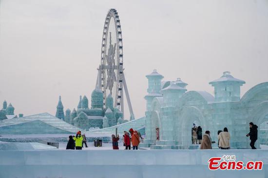 Tourists enjoy themselves in the Harbin Ice and Snow World in northeast China's Heilongjiang Province, Jan. 4, 2024. (Photo: China News Service/Zhao Yuhang)