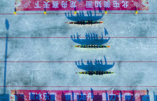 Dragon boat race on ice staged in Xinjiang