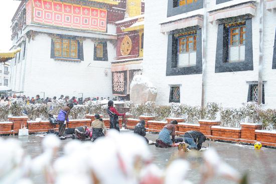 Snow hits Lhasa