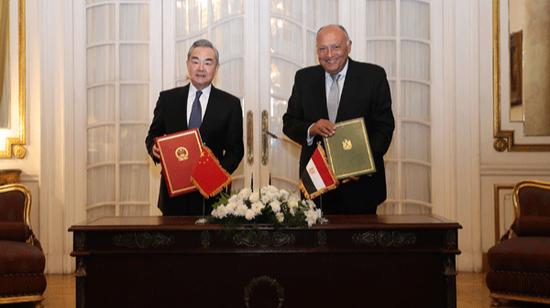Chinese Foreign Minister Wang Yi (L) and his Egyptian counterpart Sameh Shoukry during a signing ceremony in Cairo, Egypt, January 14, 2024. (Photo /Chinese Foreign Ministry)