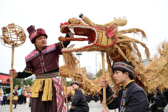 Straw dragon dance staged to celebrate Spring Festival in Guangxi