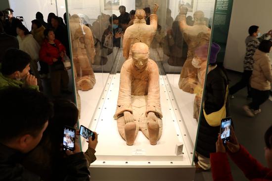 Relics unearthed at pit K0007 of Qingshihuang Mausoleum on display
