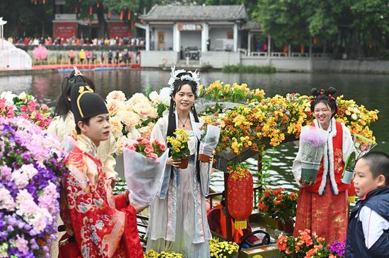 Floating flower market opens in Guangzhou