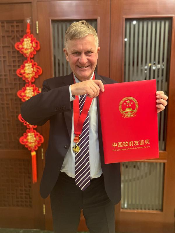 Erik Solheim shared the Chinese Government Friendship Award on his social network. (Photo provided by Erik Solheim)