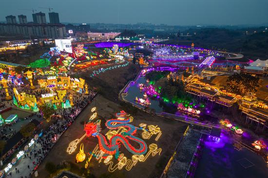 Int'l Dinosaur Lantern Show draws visitor to southwest China city