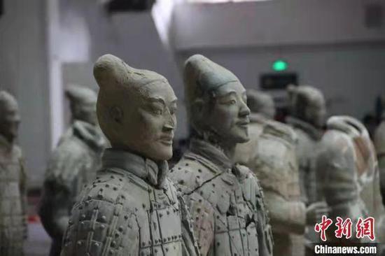Terracotta Warrior Standing in the Emperor Qinshihuang’s Mausoleum Site Museum. (Photo by Zhang Yichen)