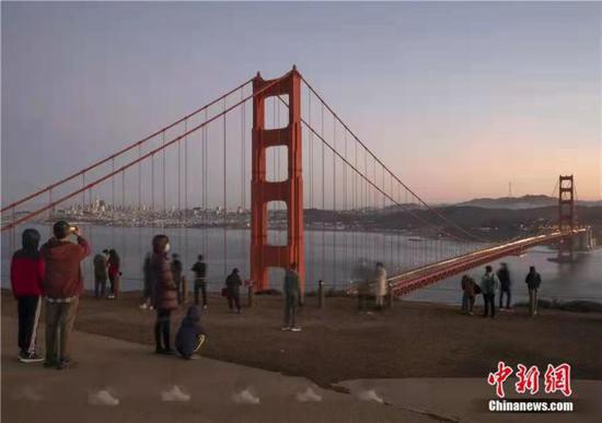 People visit the Golden Gate Bridge in San Francisco, California, the United States. (Photo: Liu Guanguan/China News Service)