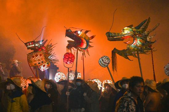 Special dragon dance sets sky ablaze in Guizhou