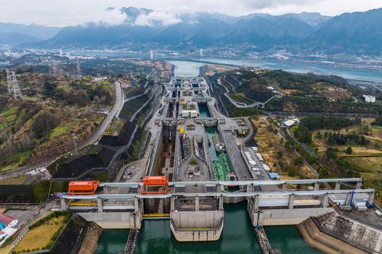 Ship locks on Yangtze River closed for maintenance