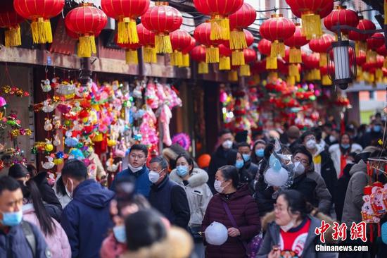 Bustling Lantern Festival witnesses China's economic vitality and creativity