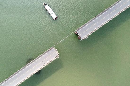 Makeshift bridge built to help island transportation after bridge collapse