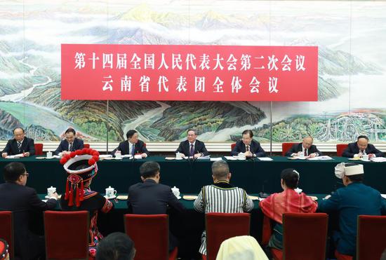 中国领导人出席年度立法会议审议