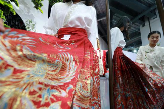 Exploring horse-face skirt manufacturer in Shandong