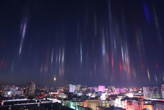 Natural light pillars illuminate night sky in N China