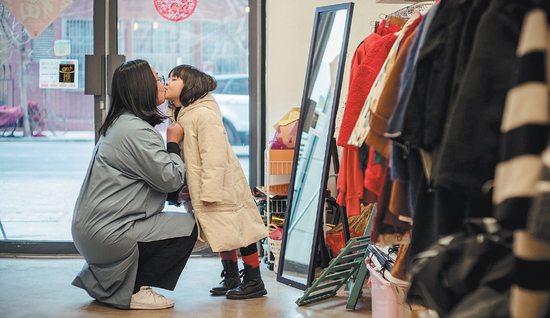 Some well-educated women are opting to become fulltime mothers in big cities such as Beijing and Shanghai. Many are still eager to fulfill their talent and potential, in addition to caring for their families. (Photo by Niu Jing/For China Daily)