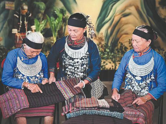 Ethnic Li brocade stitches together history and elegance