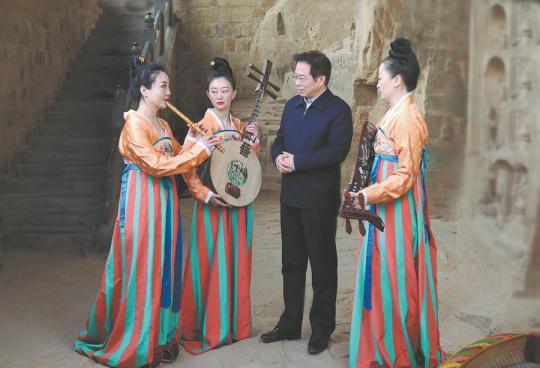 Ma Xiaolin with members of the Huaxia ancient music ensemble of the Henan Museum. （CHINA DAILY）