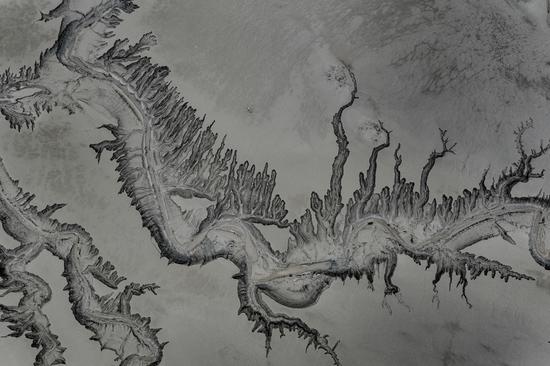 钱塘江河床上捕捉到的令人惊叹的中国龙图案
