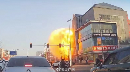 A dashcam captures the explosion on camera at 7:55 am on Wednesday at a residential community in Xiaozhangezhuang village of Yanjiao, North China's Hebei province. (Screengrab/official Sina Weibo account of cnr.cn)