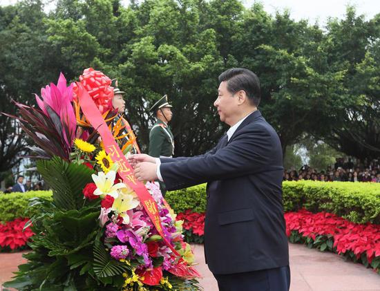 Xi Jinping lays a flower basket in front of the bronze statue of Deng Xiaoping in Lianhuashan Park in Shenzhen, south China's Guangdong Province, in December 2012. (Xinhua/Lan Hongguang)