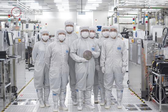 Researchers pose for a group photo at the JFS Laboratory in Wuhan, Hubei province. (Photo provided to chinadaily.com.cn)