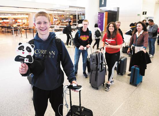 Students from Lincoln High School and Steilacoom High School in the United States wait on Saturday at San Francisco International Airport in California for their flight to take them on a cultural-exchange journey to China. (LIU GUANGUAN / CHINA NEWS SERVICE)