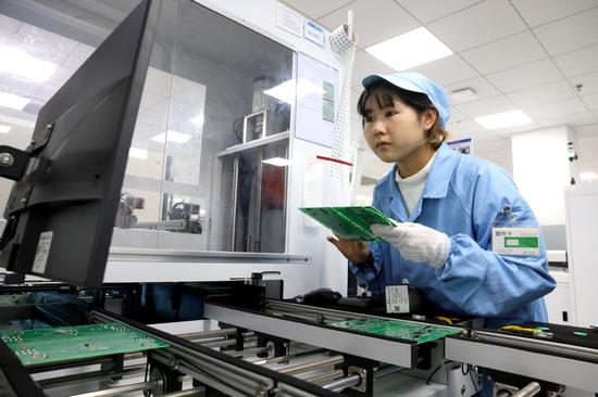 An employee oversees a digital production line at a tech company in Fuzhou, Fujian province. (WANG WANGWANG/FOR CHINA DAILY)