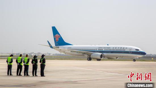 A passenger plane operated by China Southern Airlines, departs the Xiangyang Liuji Airport  in Hubei Province for Hong Kong, at 12:24 p.m. Beijing Time, March 20, 2024. (Photo/China News Service)