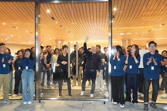 Apple opens its eighth store in Shanghai on Thursday. (Photo by Gao Erqiang/chinadaily.com.cn)