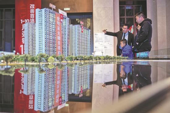 Potential homebuyers look at a property model in Taiyuan, Shanxi province. (Photo: China News Service/Wei Liang)