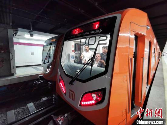 The first China developed rubber-tired subway train is officially put into operation on Metro Line 1 of Mexico City, March 23, 2024. (Photo/China News Service)