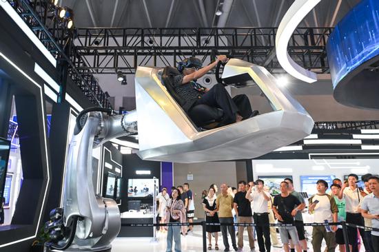 A visitor experiences a smart cockpit at the 2023 Smart China Expo in Chongqing in September. (HE PENGLEI/CHINA NEWS SERVICES)