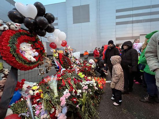 俄罗斯悼念致命恐怖袭击的受害者