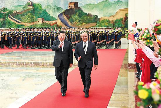 President Xi Jinping holds a grand welcoming ceremony for visiting Nauruan President David Adeang at the Great Hall of the People in Beijing on Monday. (FENG YONGBIN/CHINA DAILY)