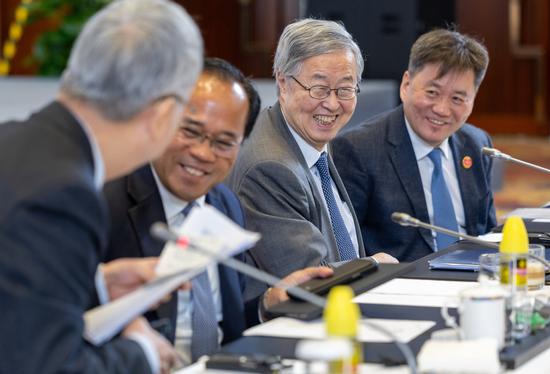 Participants share a lighter moment at a roundtable on Asian financial market development and financial globalization during the Boao Forum for Asia Annual Conference 2024 on Friday. FENG YONGBIN/CHINA DAILY