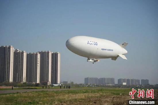 China's independently developed civil manned airship Xiangyun AS700 flies in Hubei Province, March 30, 2024. (Photo/China News Service)