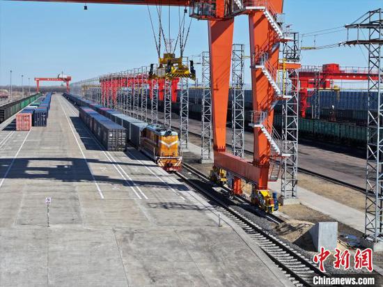 Trains on east route of China-Europe freight line reach record high in Q1 