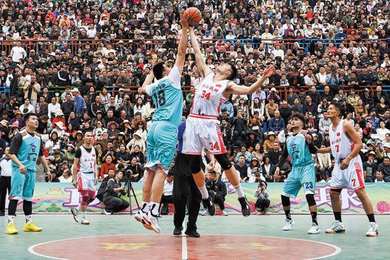 3月22日，村篮球协会锦标赛在贵州省黔东南苗族侗族自治州的大板村举行。比赛将持续到11月。（吴伟摄/中国日报）