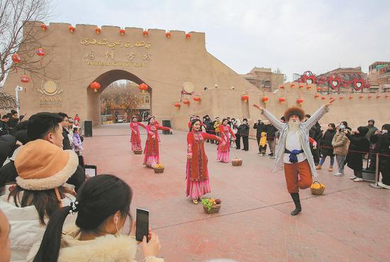 Performers dance during a gate-opening ceremony at the Kashgar old city in the Xinjiang Uygur autonomous region on Feb 4. (Photo by Cai Zengle/For China Daily])