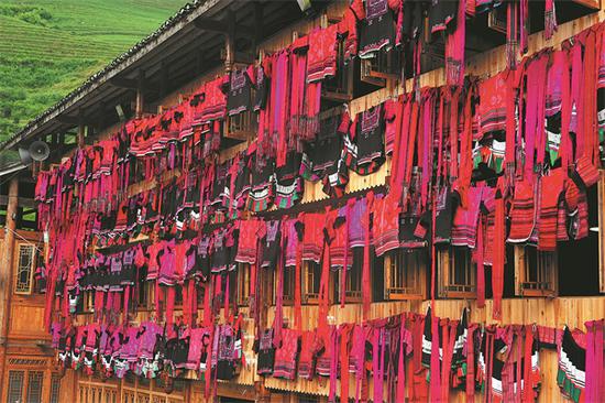 A grand cloth sun-drying festival in Dazhai village.(Photo provided by Wei Jiyang/For China Daily)