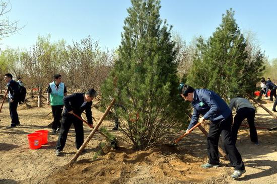 Senior officials plant trees to build beautiful China