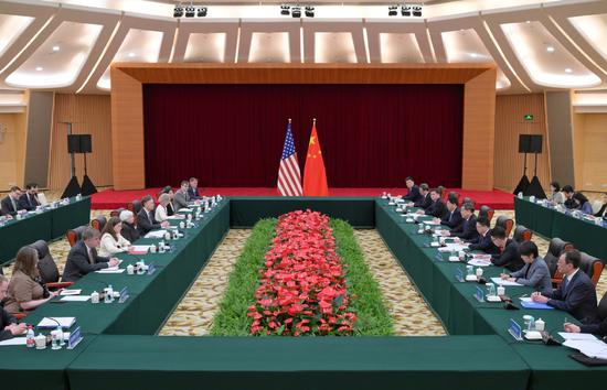 Chinese vice-premier holds talks with U.S. treasury secretary