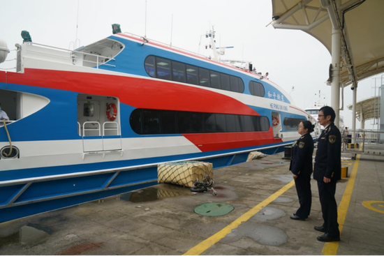 The number of passenger visits traveling by ships between Xiamen, Fujian province, and Kinmen, an island administered by Taiwan, surpassed 1 million as of 11:30 am on Friday. (Photo provided to chinadaily.com.cn)