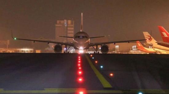 China's first runway status light system put into operation in Shanghai