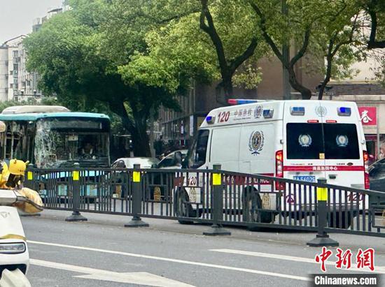 An ambulance stops at the site of the bus accident that took place in Nanchang,  east China's Jiangxi Province, April 8, 2024. (Photo/China News Service)