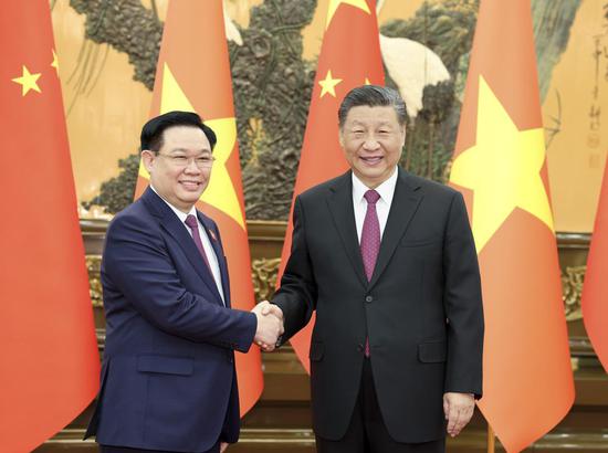 Xi calls for closer ties with Vietnam